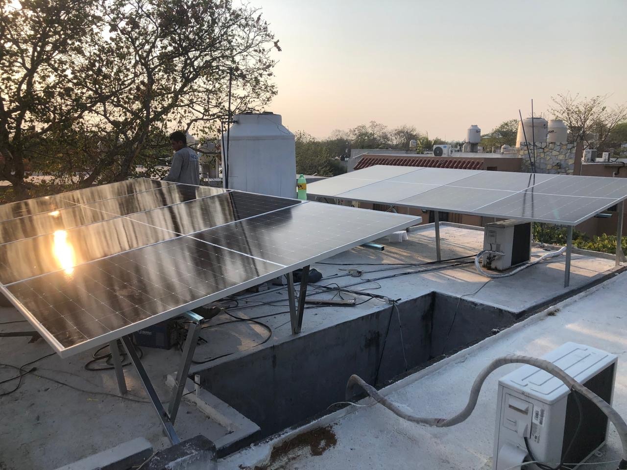 Paneles solares en el techo de un edificio