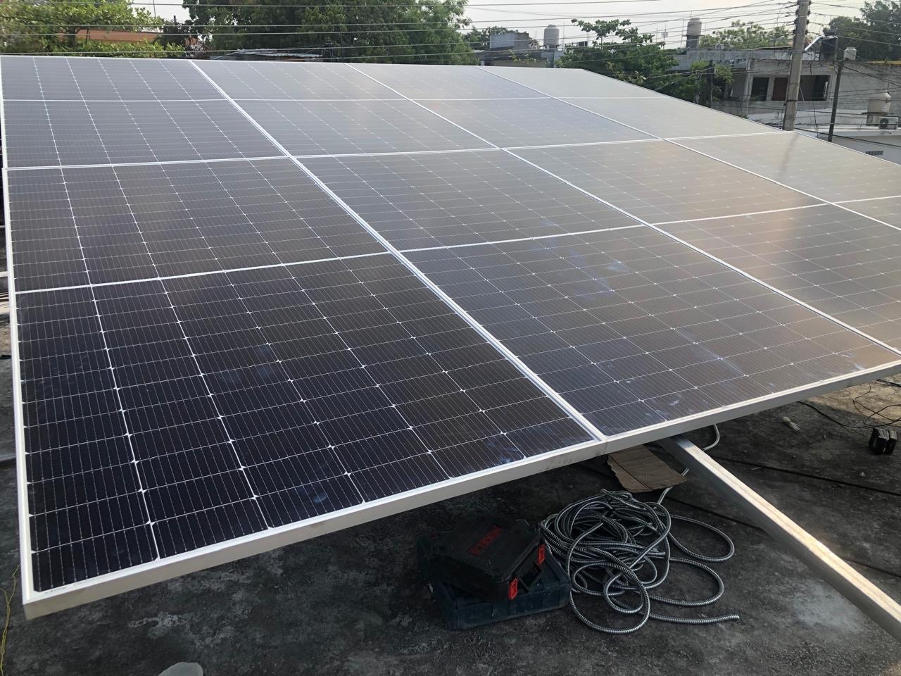 Paneles solares en un techo residencial. Energía limpia y renovable para el hogar.