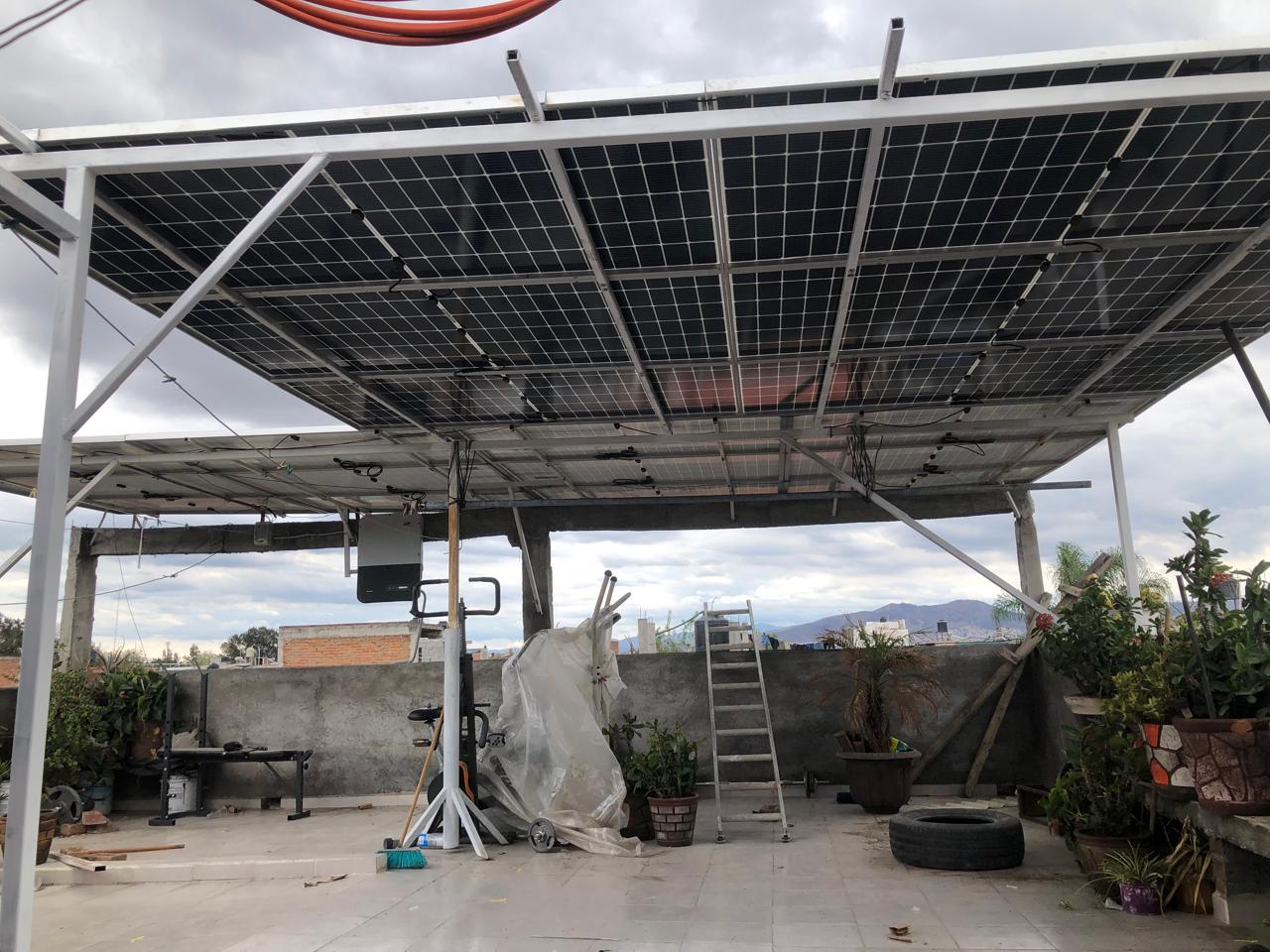 Paneles solares en un tejado en CD del Carmen, aprovechando la luz solar para obtener energía