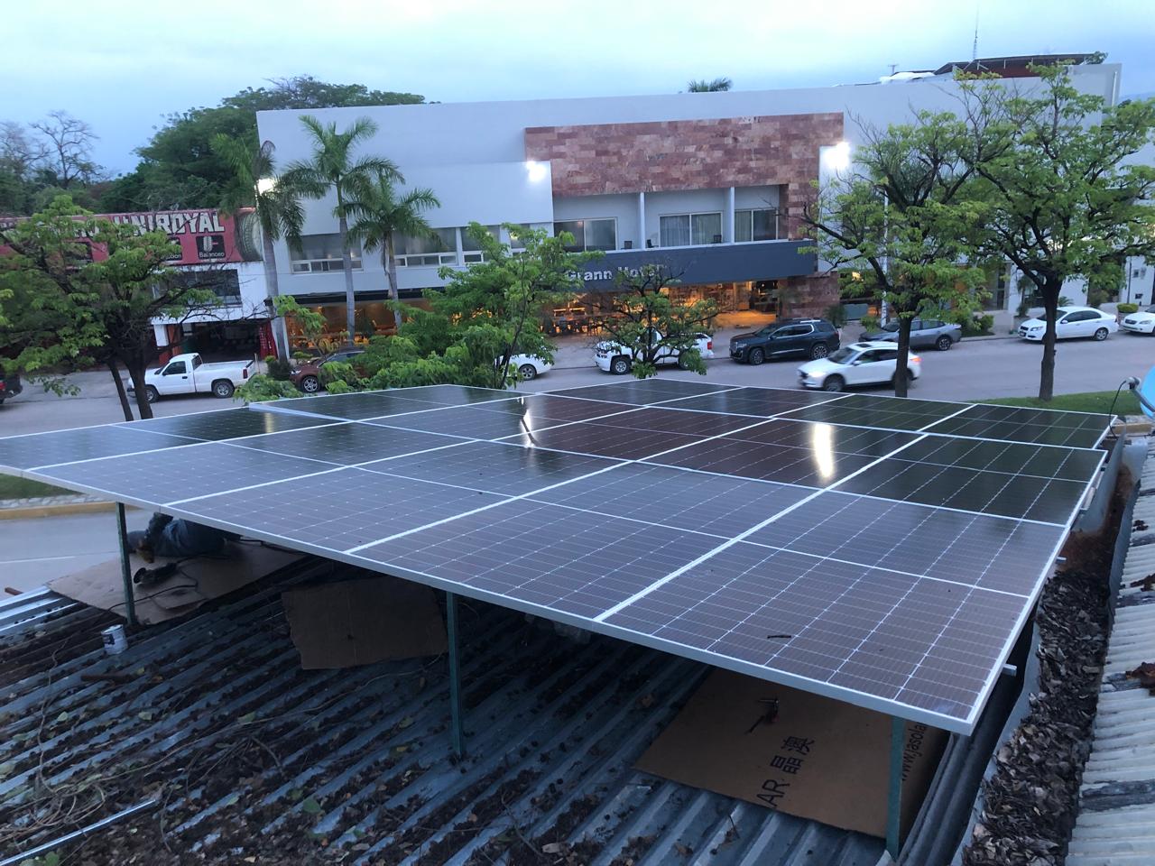 Un tejado equipado con paneles solares para producir energía sostenible en Ciudad Madero