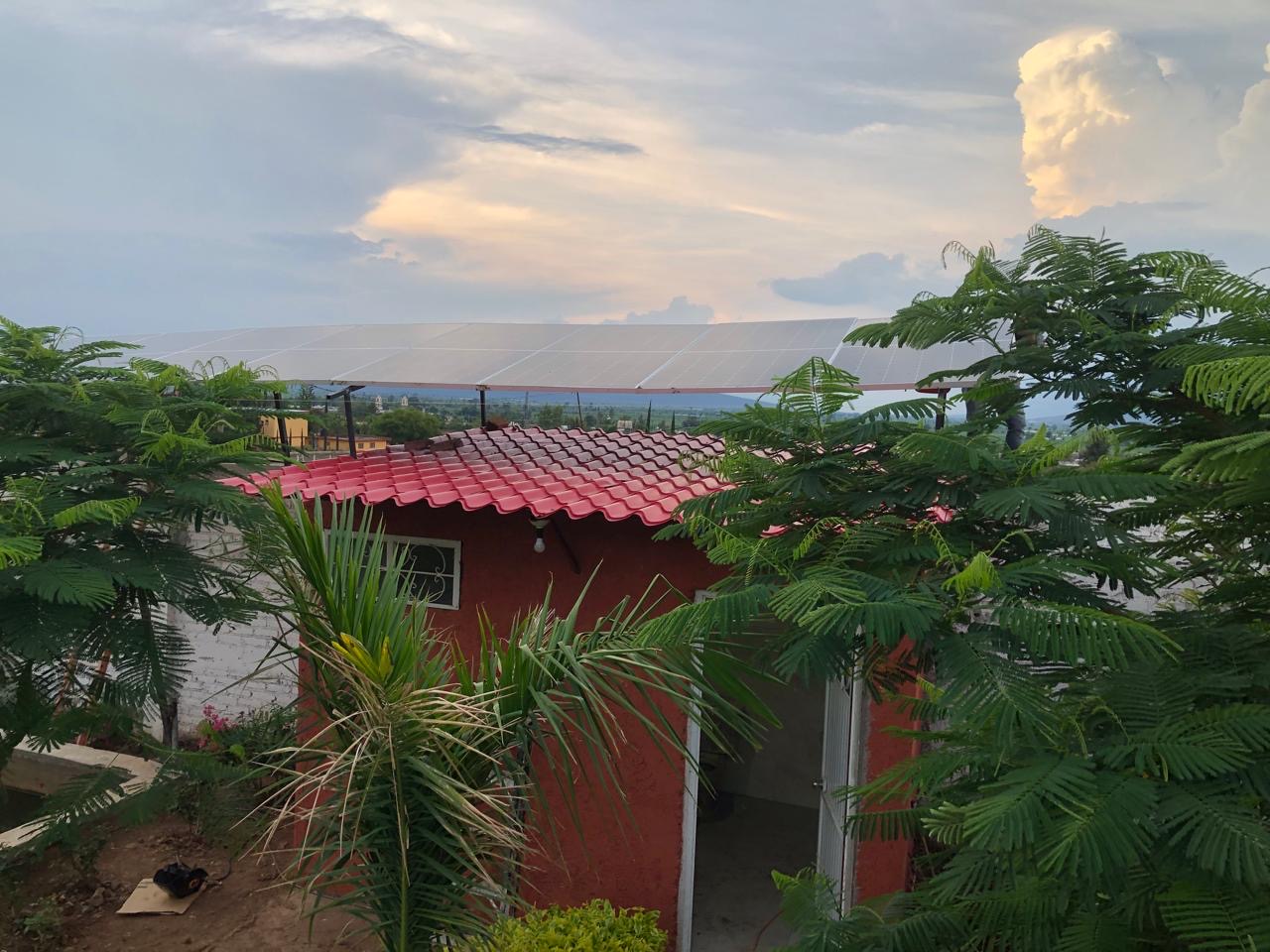 Paneles solares en Huejutla de Reyes en un tejado para aprovechar la energía renovable del sol